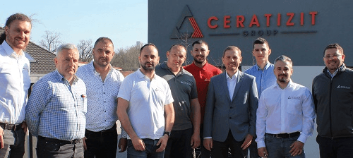 Ați vorbit despre traininguri tehnice pentru angajații dvs. și, de asemenea, pentru clienții dvs. Unde au loc acestea și cum sunt organizate? C.H.: Ca parte a unei companii mari, avem o pregătire bună pentru cursuri și posibilitatea de a organiza cursuri în centrele noastre tehnice din toată Europa – Kempten în Germania, Reutte în Austria, Velké Meziříčí în Republica Cehă. Desigur, putem organiza training-uri pentru clienții noștri și aici în România. Dar cred că vizitarea locațiilor noastre din Reutte și Kempten, pentru a vedea cum sunt făcute și distribuite sculele noastre, practic, de la pulbere la produsul final, este foarte interesantă pentru toată lumea și, de asemenea, le oferă șansa de a avea o perspectivă mai bună asupra companiei. Industria 4.0, automatizare, optimizare, digitalizare – aceste subiecte rezonează foarte mult în industrie. Cât de mult rezonează în CERATIZIT? C.H.: Mult, trebuie să spun! Desigur, este foarte important pentru noi să ținem pasul și să aducem tot ce este mai bun clientului. Putem ajuta la optimizarea procesului cu sistemul nostru de monitorizare și control ToolScope, care aduce îmbunătățiri într-o serie de domenii, inclusiv controlul procesului, durata de viață a sculei, calitatea piesei de prelucrat, rentabilitatea și protecția mașinii. De asemenea, lucrăm la inovații și produse noi care pot face procesul mai eficient, cum ar fi FreeTurn (sculă pentru strunjire cu dinamică ridicată, ce astăzi revoluționează strunjirea exterioară ca și concept) sau KOMflex - noul sistem inteligent de alezaje de precizie care comunică cu interfața wireless BLUM RC66. În combinație cu palpatorul BLUM, KOMflex permite corectarea automată a diametrului pentru alezajele de precizie cu operarea în buclă închisă (mașinare, măsurare, corectare). Acest lucru scurtează timpii de producție și asigură o prelucrare mult mai precisă și mai rentabilă a pieselor. În plus, dacă apar probleme în timpul procesului de prelucrare, clienții pot oricând să ne apeleze pe aplicația noastră LiveTechPro, care oferă suport tehnic instantaneu. Sistemul LiveTechPro permite mai multe niveluri de operare prin smartphone sau tabletă, video-ul convențional fiind punctul de plecare. De asemenea, este compatibil cu tehnologia de realitate virtuală pentru a duce suportul tehnic la următorul nivel, suport virtual hands-on. Este cea mai bună cale pentru a fi lângă mașină, atunci când nu o putem face fizic. Prin interfața dintre client și angajatul Ceratizit care utilizează Live TechPro, clienții noștri au siguranța că inginerii CERATIZIT sunt acolo pentru ei, oricând au nevoie.