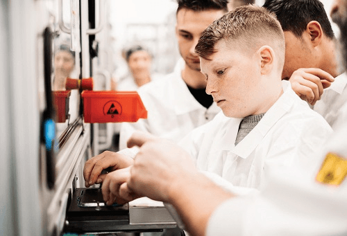 Continental Sibiu angajează primii absolvenţi ai Şcolii Profesionale în sistem dual