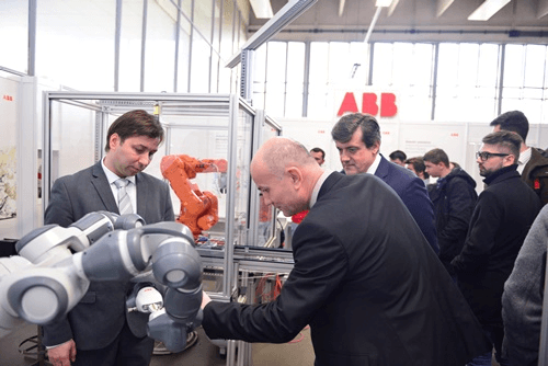 BB deschide primul Centru de Robotică în România