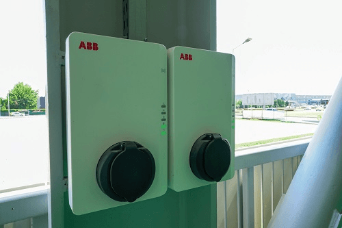 Tehnologie ABB de ultimă oră pentru încărcarea vehiculelor electrice și pentru clădiri inteligente, în Olimpia Parking