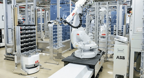 FOTO. Roboți mobili BlueBotics mini ™ în funcțiune la fabrica ABB de semiconductori din Lenzburg, Elveția.